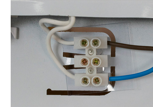 Винтовая колодка на диэлектрической пластине